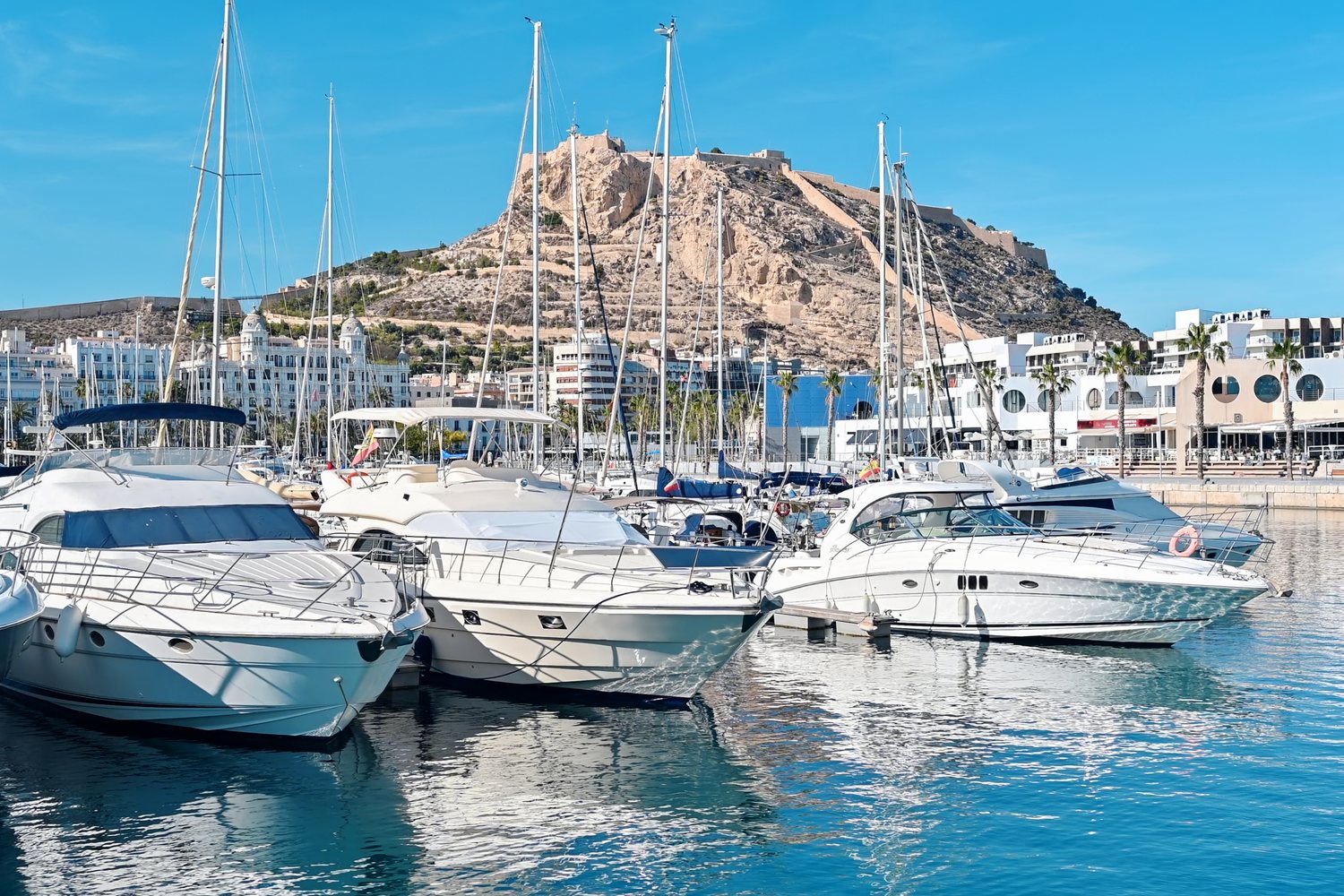 Puerto de Alicante con el Castillo de Santa Bárbara al fondo