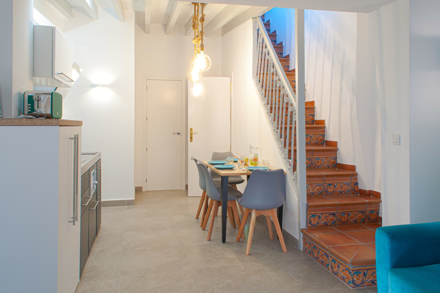Cocina y escalera con suelo hidráulico en Barrio