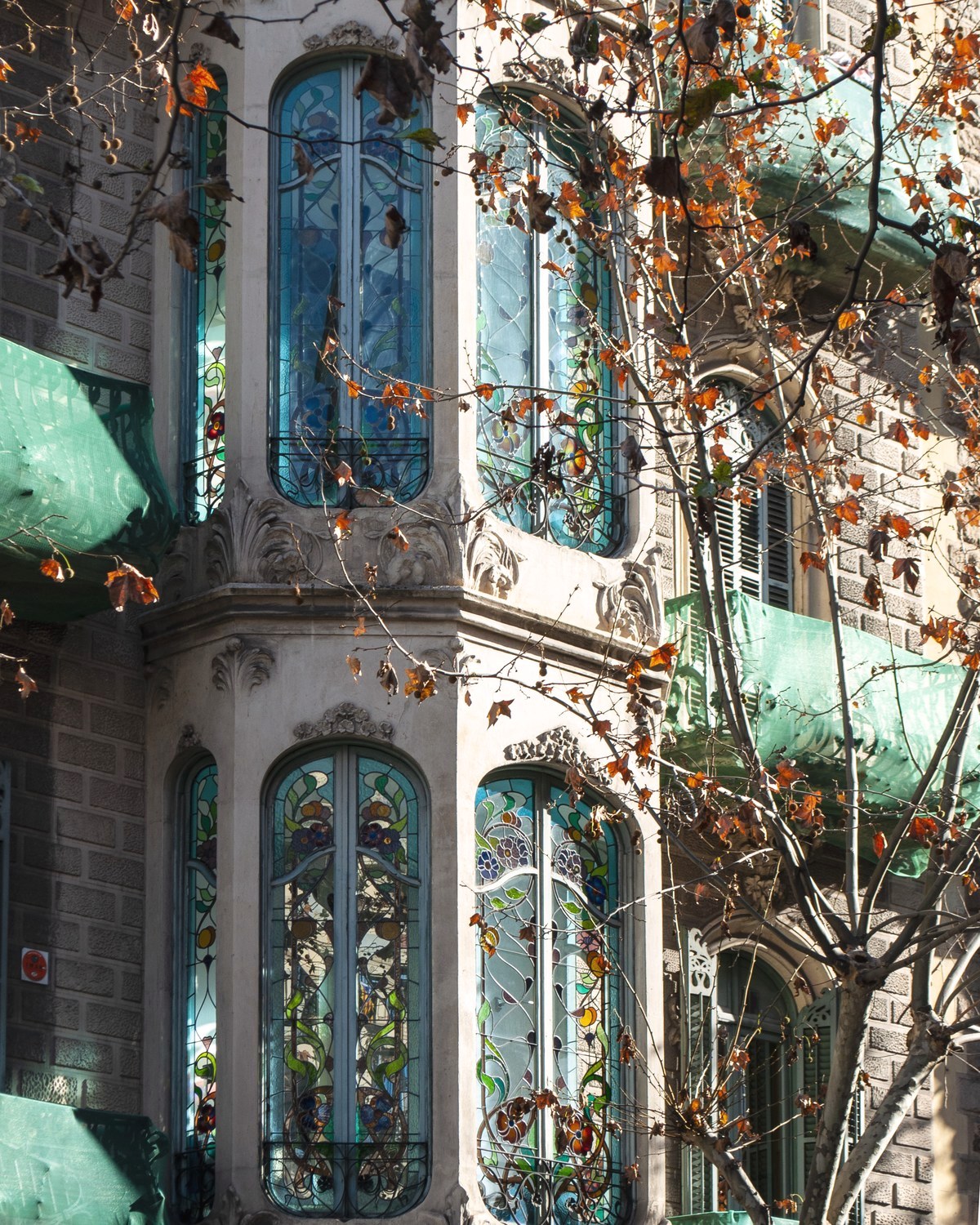 Tribuna modernista entre hojas de otoño, Barcelona