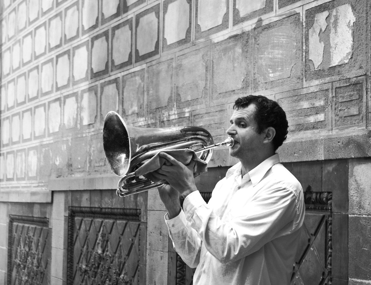 Músico de calle tocando en Barcelona
