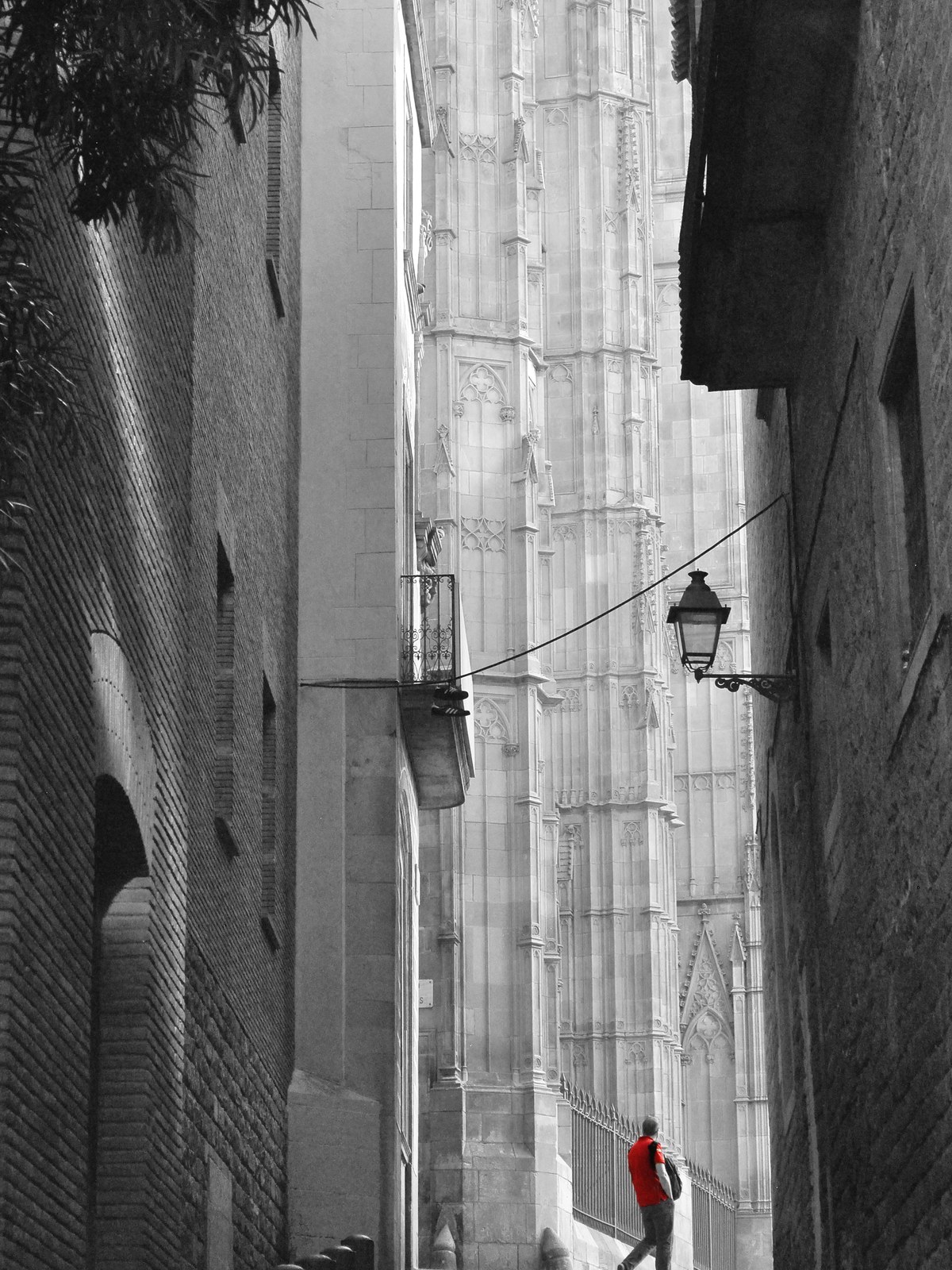 Paseante de rojo en una calle del Barrio Gótico, Barcelona