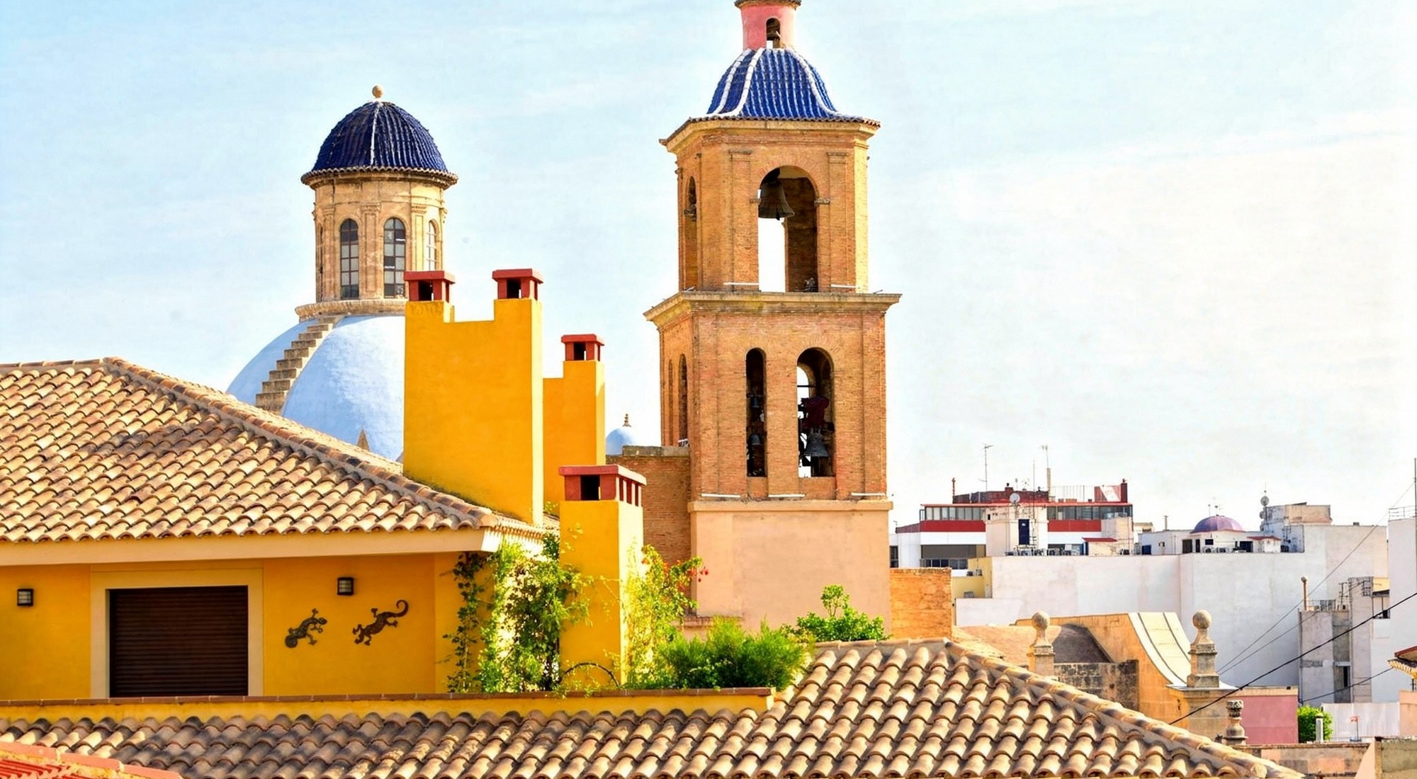 Torres con cúpulas azules sobre los tejados de Alicante