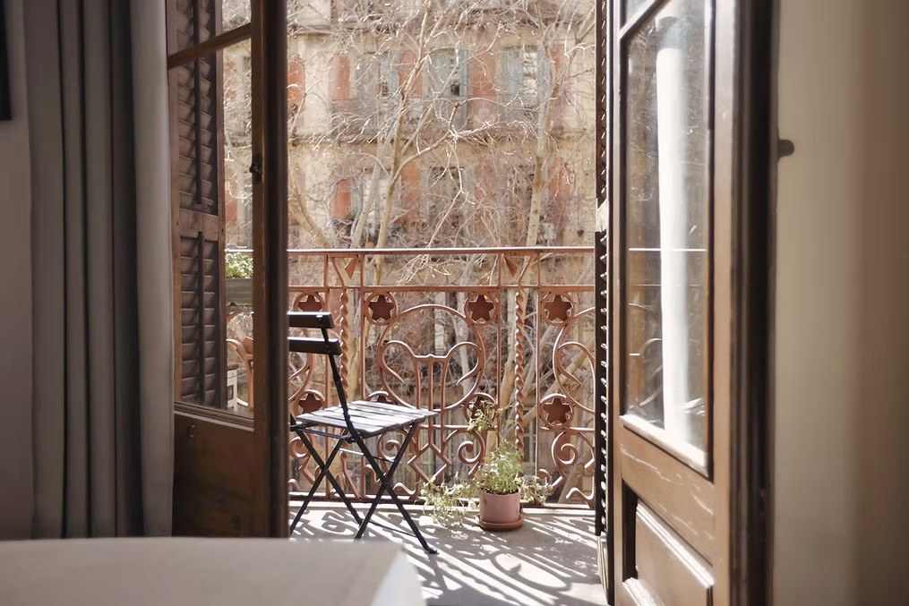 Balcón con barandilla de forja modernista, Hostal Girona