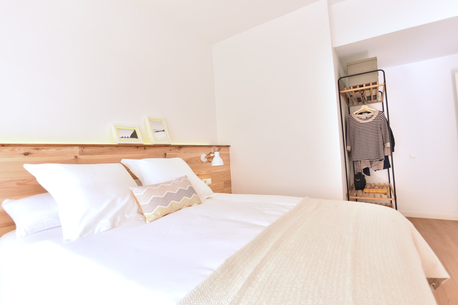 Dormitorio principal con cabecero de madera y luz cálida, Teatro